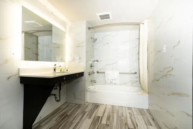 غرفة بسرير كينج بحوض استحمام لذوي الإعاقة، Surestay Plus Hotel By Best Western Point Richmond 1/1