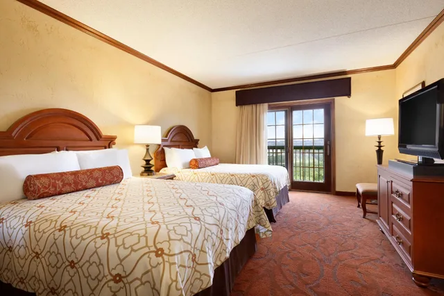 جناح ديلوكس، Chateau On the Lake Resort Spa And Convention Centre 1/1