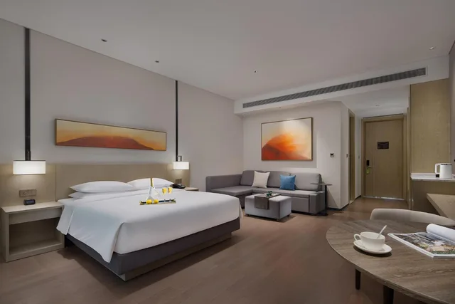 غرفة بسرير كينج بإطلالة على الحديقة مع أريكة، Hyatt Place Changsha Airport 1/4