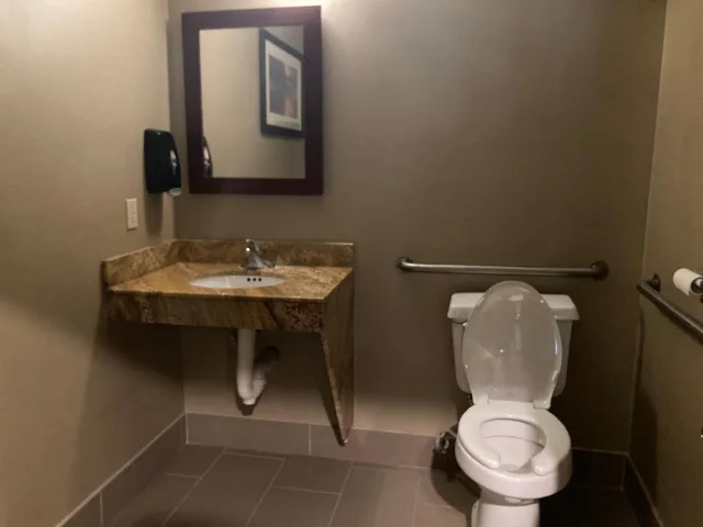 غرفة بسريرين كوين بحوض استحمام لذوي الإعاقة، Comfort Inn Wings Stadium 6/6