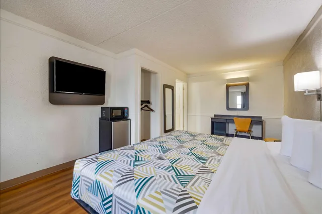 غرفة بسرير كينج، Motel6 Beaumont, TX 1/1