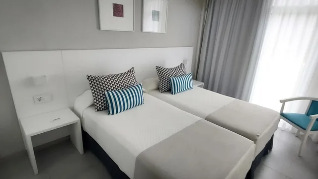 غرفة قياسية بسرير مزدوج أو سريرين منفصلين بإطلالة على البحر، BLUESEA Lagos de Cesar 1/4