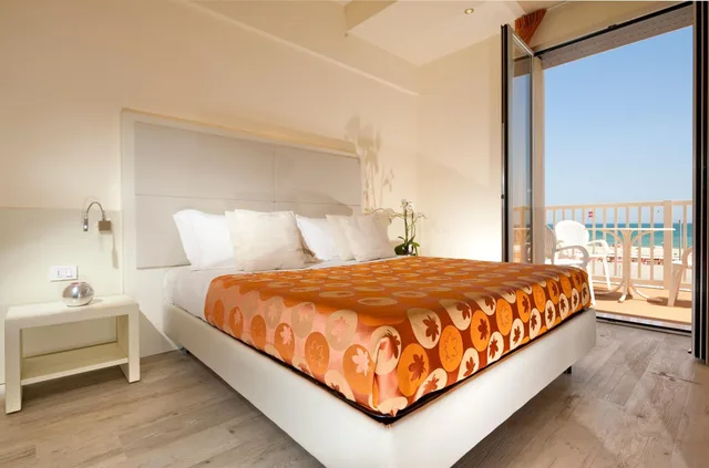 جناح، Hotel Gemma 2/10