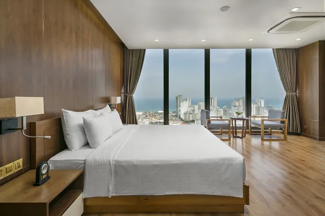 Signature, Suite, King Bed, Partial Sea View, Bathtub, Nhu Minh Plaza Danang 1/4
