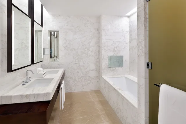 Junior Suite, King Bed, Infinity Pool Access، Address Sky View, Downtown Dubai 2/3