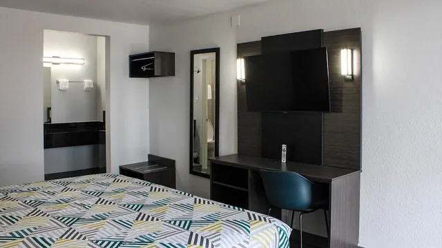 غرفة قياسية بسرير مزدوج، Motel6 Round Rock, TX 2/3