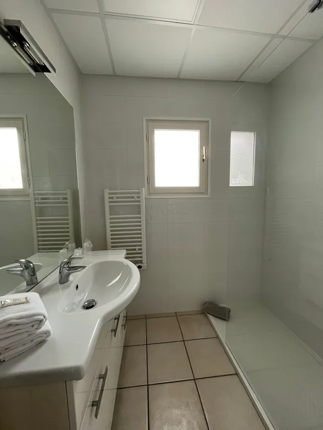غرفة ثلاثية بسرير مزدوج وسرير فردي، Hôtel Les Sables 4/6