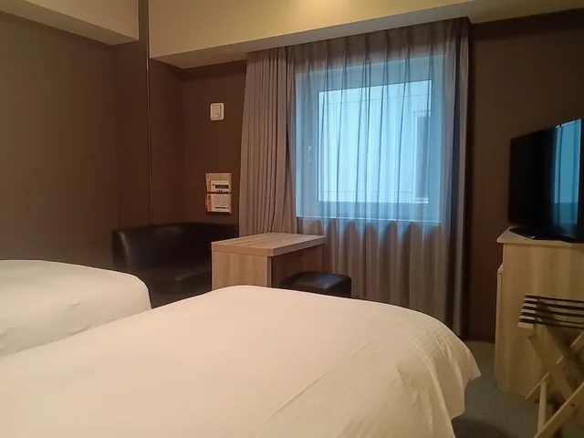 غرفة بسريرين منفصلين للمدخنين، Hotel Route-Inn Hamada Ekimae 2/5