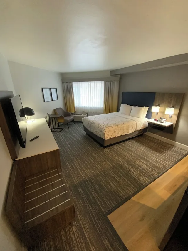 غرفة قياسية بسرير كوين بمطبخ صغير، Best Western Denver East 3/6