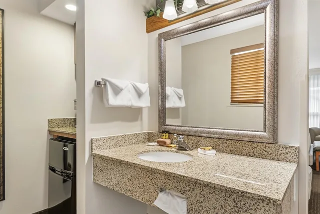 غرفة قياسية بسريرين كوين بإطلالة على الجبل، Best Western Plus Silver Saddle Inn 7/8