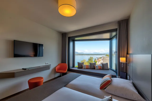 غرفة سوبيريور بسرير كوين، Lake Geneva Hotel 2/4