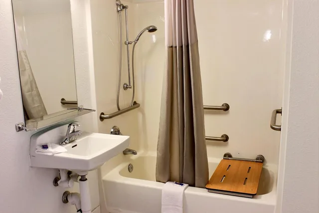 غرفة رباعية لذوي الإعاقة، Motel6 Coalinga, CA - East 8/8
