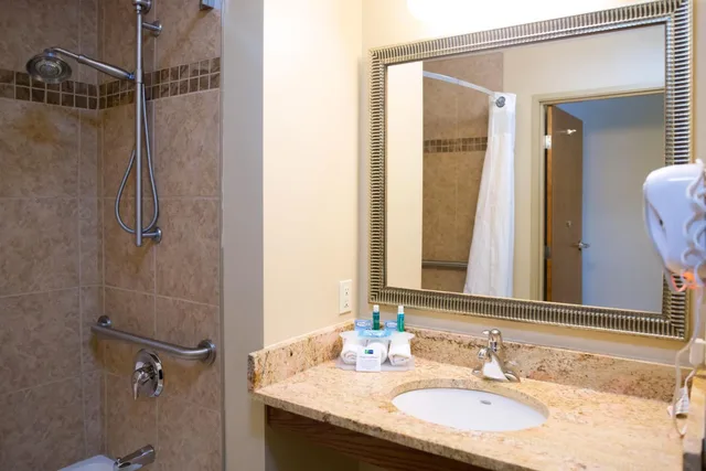 غرفة قياسية بسريرين كوين بحوض استحمام لذوي الإعاقة، Holiday Inn Express Devils Lake 8/10