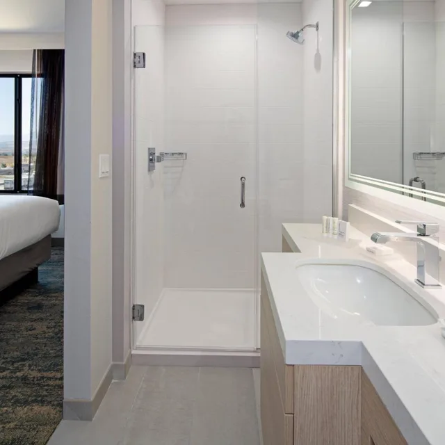 جناح بسرير كينج مع سرير سحّاب إضافي، SpringHill Suites by Marriott Valencia 5/8