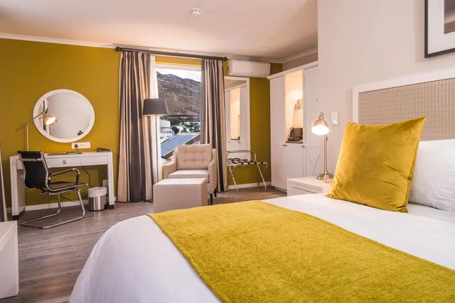 غرفة فاخرة بسرير مزدوج أو سريرين منفصلين بإطلالة على الجبل، Simon's Town Quayside Hotel 4/10