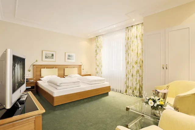 Room, Double Bed, Street View، Reutemann And Seegarten 3/6