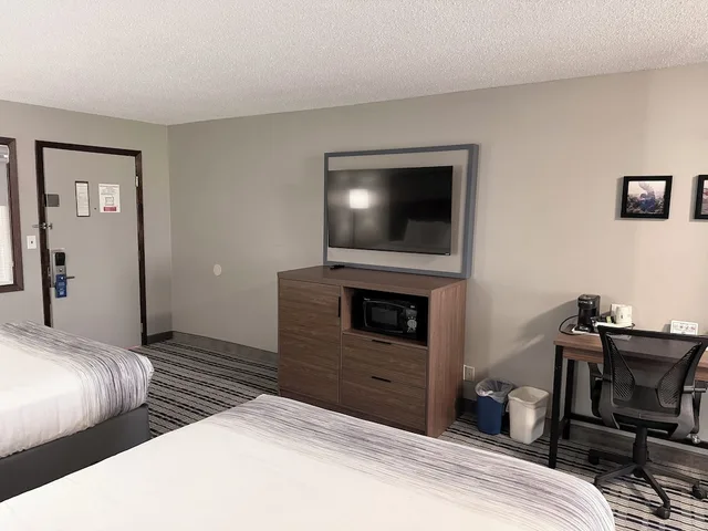 Room, 2 Queen Beds, Pool Side، AmericInn by Wyndham Appleton Downtown 6/10