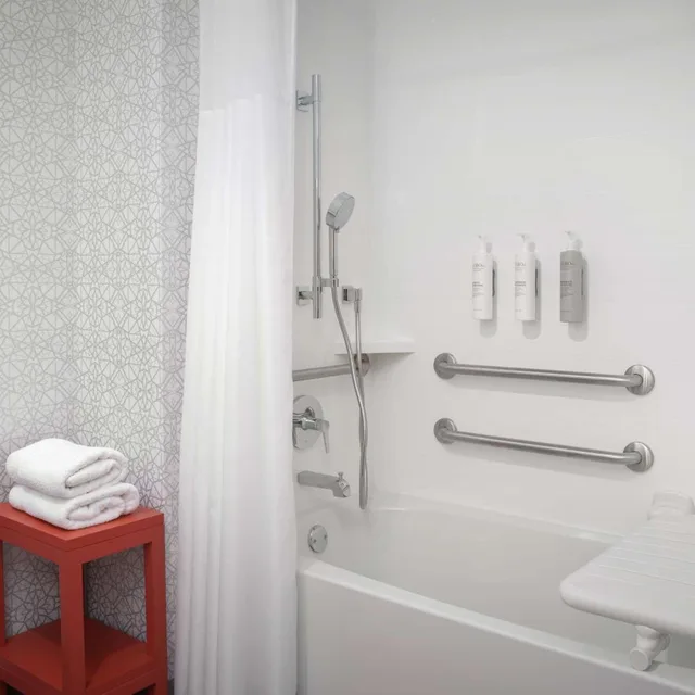 غرفة بسرير كينج بحوض استحمام لذوي الإعاقة، Hampton Inn and Suites Naples South FL 5/6
