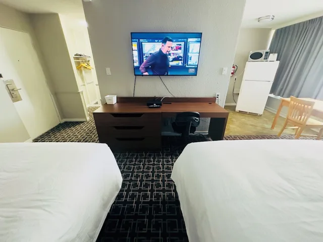 جناح بسريرين كوين بمطبخ صغير، Baymont by Wyndham Edson 2/4