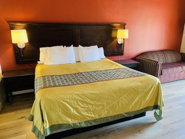 غرفة قياسية بسرير كينج، Rodeway Inn Fallbrook Downtown 4/6