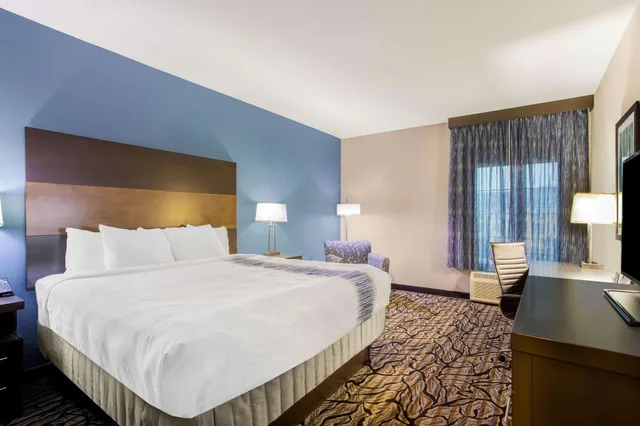غرفة بسرير كينج لذوي الإعاقة، La Quinta Inn and Suites by Wyndham Cullman 6/10