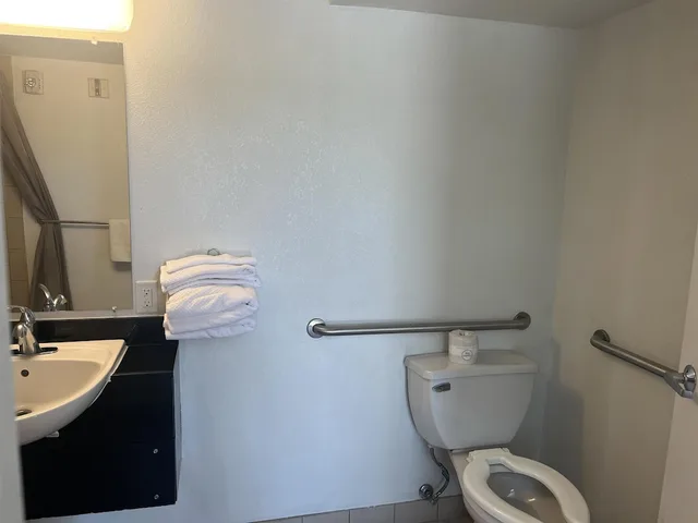 غرفة قياسية بسرير كوين لذوي الإعاقة، Motel6 Fort Collins, CO 10/10