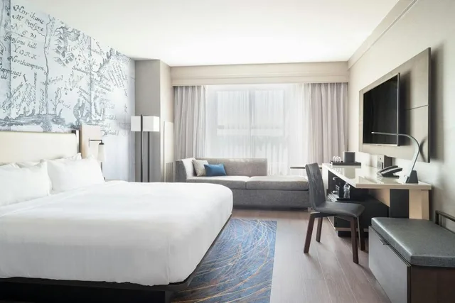 جناح تنفيذي بسرير كينج بغرفة نوم واحدة مع أريكة، Mystic Marriott Hotel Spa 1/4