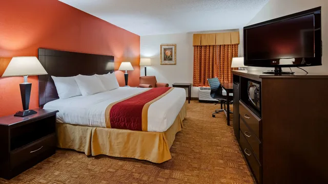 جناح بسرير كينج مع أريكة بحوض جاكوزي، Best Western Hiram Inn & Suites 2/4