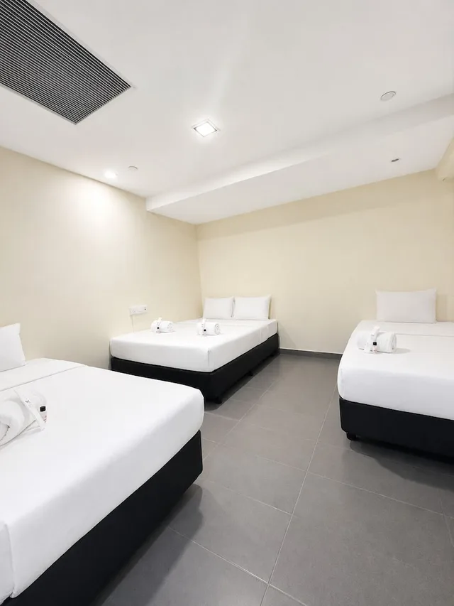 Family Suite, Queen and Twin Beds, No Window, Sandpiper Hotel 4/7