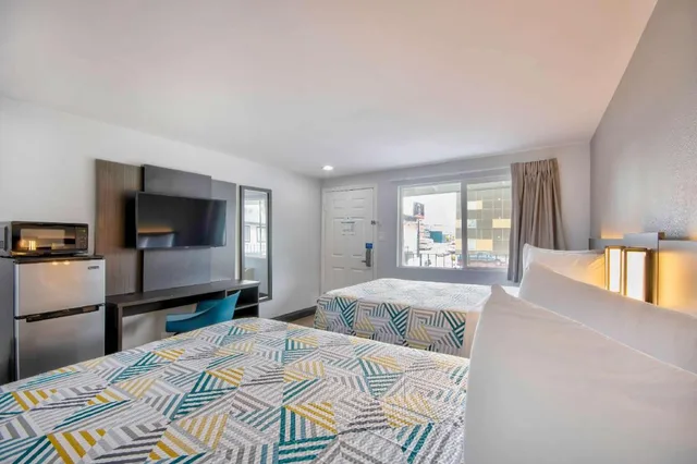 غرفة بسريرين مزدوجين بمطبخ، Studio6 Eureka, CA - Old Town 5/10