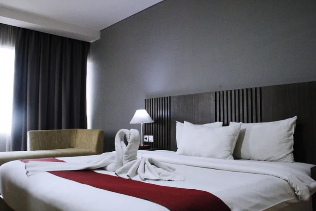 غرفة ديلوكس بسرير كينج بإطلالة على المدينة بغرفة نوم واحدة، Merapi Merbabu Hotels Resort Bekasi 4/7