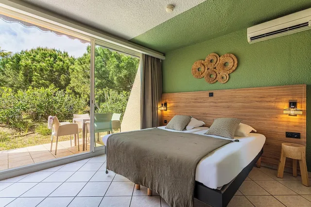 شقة بريميوم بسرير مزدوج وسرير فردي وأسرّة بطابقين بشرفة بغرفة نوم واحدة، Belambra Giens Riviera Beach Club 5/8