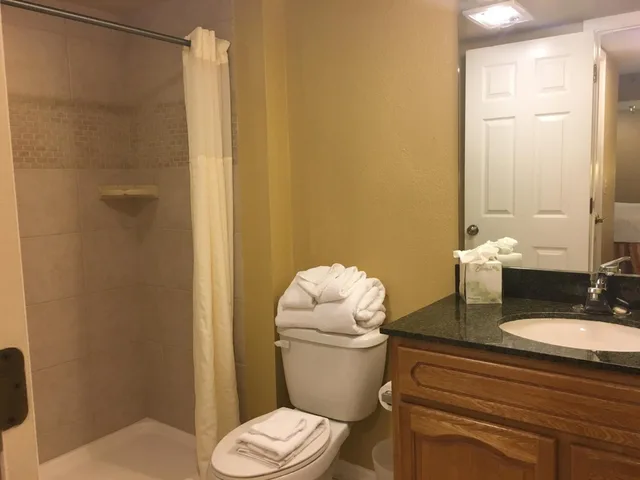 Two Bedroom King Suite، Chase Suite Hotel 2/2