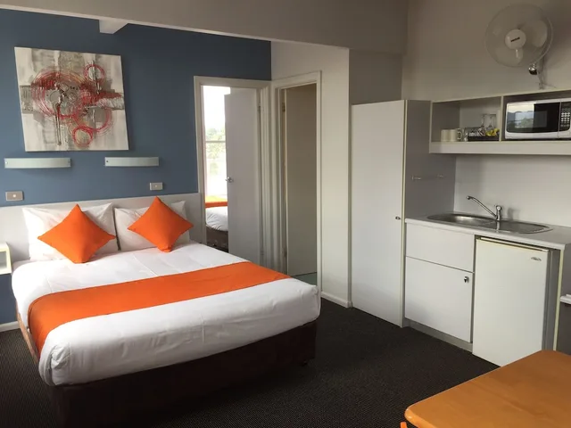 2 Bedrooms, Studio, 2 Double and Twin Beds, with View، Waterfront Lodge Motel 2/6