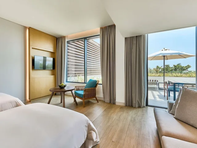 Junior Suite, Twin Beds, Beach Front, Terrace، Movenpick Resort Al Marjan Island 2/4