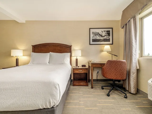 غرفة قياسية بسرير كوين، HOLIDAY INN LETHBRIDGE 6/10