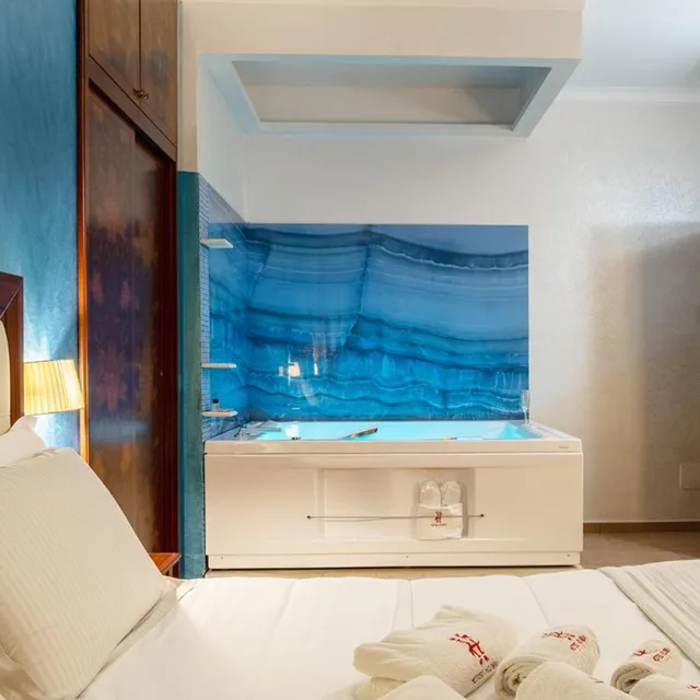 جناح بجاكوزي، Hotel Flora 10/10