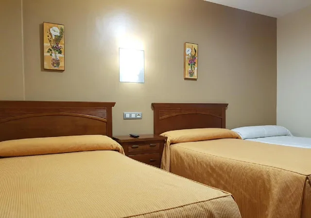 غرفة ثلاثية، Hotel Reina Isabel 3/7