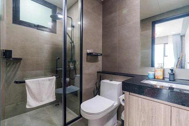 شقة ديلوكس بسرير كوين بإطلالة على النهر بغرفة نوم واحدة مع أريكة، Luxury Vela Luxe - De La Sol Sai Gon 7/9