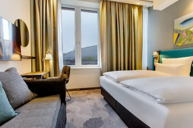 غرفة كومفورت بسرير كوين، Hotel Motel One Wiesbaden 1/5