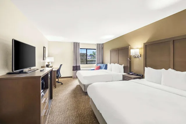 غرفة قياسية بسريرين كوين، Comfort Inn Van Wert, OH 2/7