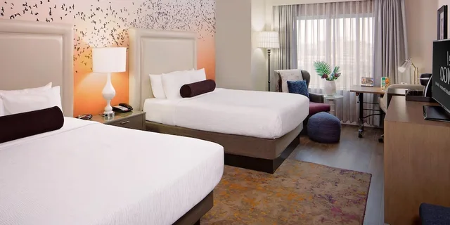 غرفة قياسية بسريرين كوين بإطلالة على المدينة، Hotel Indigo Austin Downtown University 2/4