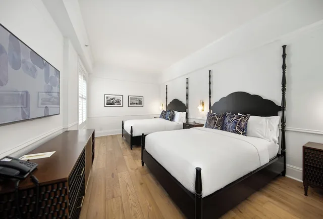 جناح سوبيريور بسريرين كوين بإطلالة على الفناء بغرفة نوم واحدة مع أريكة، The Fairmount Hotel 2/3