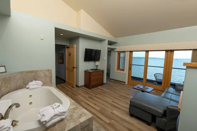 جناح بسرير كينج بإطلالة على البحيرة، Blue Wave Inn 8/8