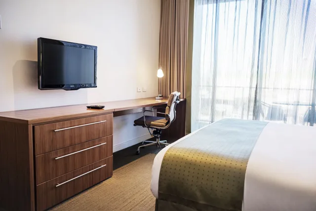 جناح بسرير فردي بشرفة، Holiday Inn Port Moresby 3/5