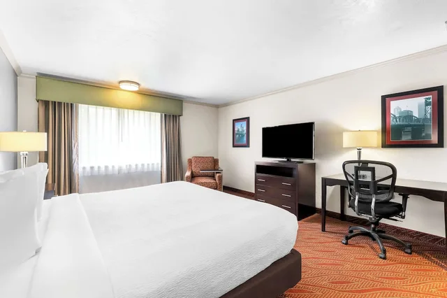 غرفة قياسية بسرير كينج، Best Western Plus Parkway Inn. 2/4