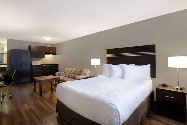 Efficiency, Queen Bed، Days Inn By Wyndham Vernon 3/3