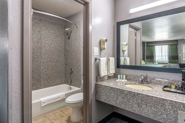 غرفة بسرير كينج، Quality Inn I-10 East near Frost Bank Center 3/3