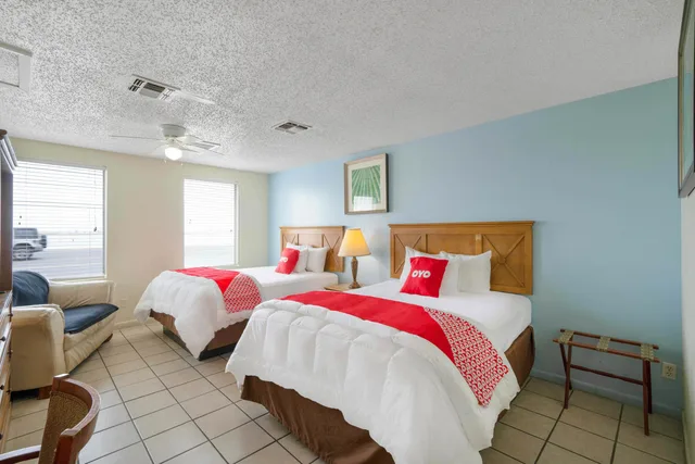 2 Queen Bed & 1 Full Bed، OYO Hotel Rockport- Bay View 4/5