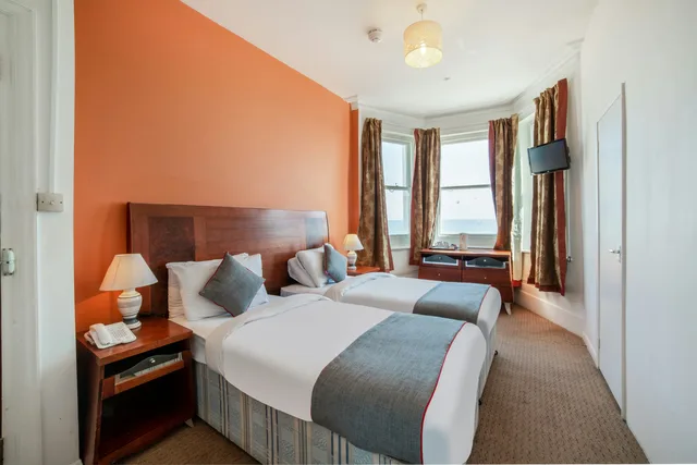 غرفة قياسية بسريرين منفصلين، OYO The Strand Hotel 2/2